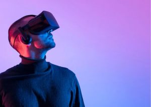 Joven explorando el periodismo inmersivo con gafas de realidad virtual