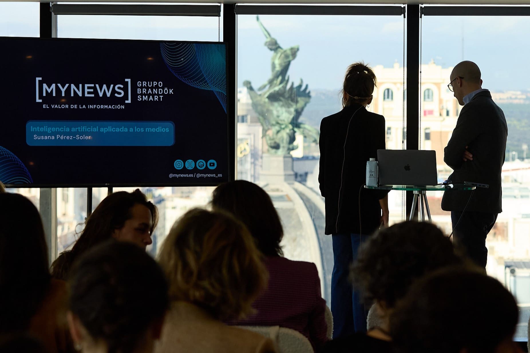 Fotografia dels presentadors de la formació de My News abans d`iniciar la xerrada. Tots dos miren per la finestra de l`habitació.