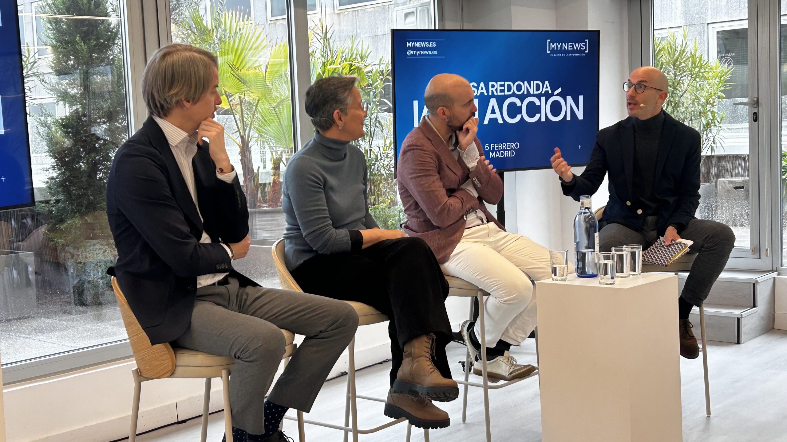 Mesa redonda MyNews: IA en Acción Madrid: ponentes durante el acto